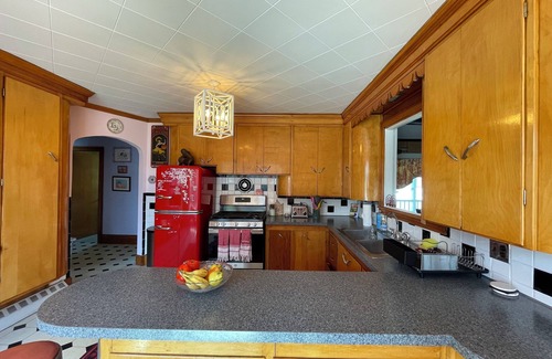 Southern Coast Casa | Charming, sprawling cape in Sunny Saco, Maine!