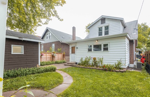 Lindenwood Park Cabaña | Charming St Louis Home: 8 Mi to Downtown!