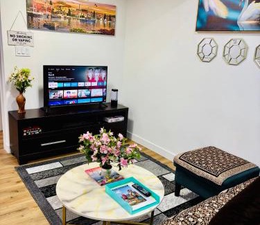 West Edmonton Apartamento | Charming Stay & Cozy Retreat by Bansari Homes in Edmonton- YEG