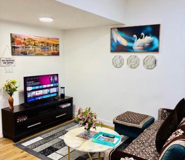 West Edmonton Apartamento | Charming Stay & Cozy Retreat by Bansari Homes in Edmonton- YEG