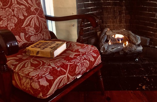 Chelmsford Apartamento | Charming Stay in Historic Home - Free Wine - Fireplace - Parking - Self Check-In