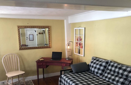 Chelmsford Apartamento | Charming Stay in Historic Home - Free Wine - Fireplace - Parking - Self Check-In