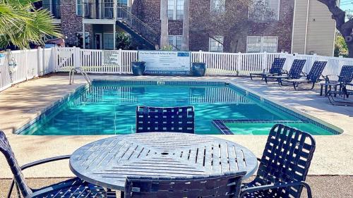 South Side Apartamento | Charming Stay with Pool and Dedicated Workspace