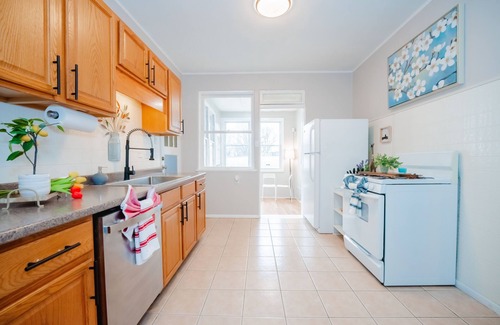 St. Louis Apartamento | Charming STL Brick w/ firepit- KingBed- 5min Botanical Garden