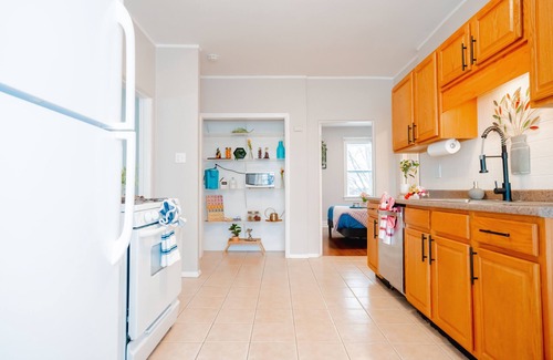 St. Louis Apartamento | Charming STL Brick w/ firepit- KingBed- 5min Botanical Garden