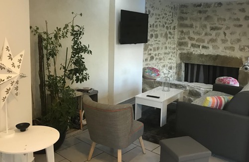 Vic-le-Comte Apartamento | Encantadora casa de piedra en el corazón de vic le comte