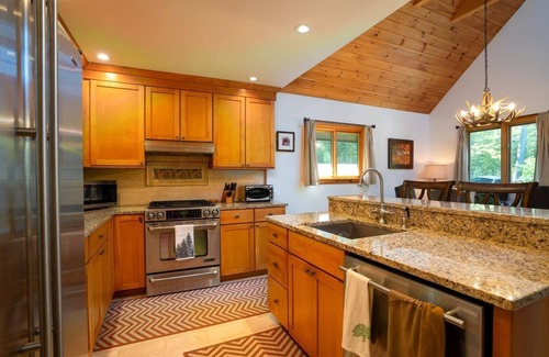 South Londonderry Casa | Charming Stratton 4BR Chalet - a cozy ski retreat and family getaway!