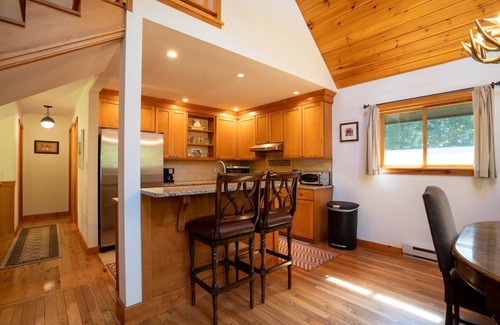 South Londonderry Casa | Charming Stratton 4BR Chalet - a cozy ski retreat and family getaway!