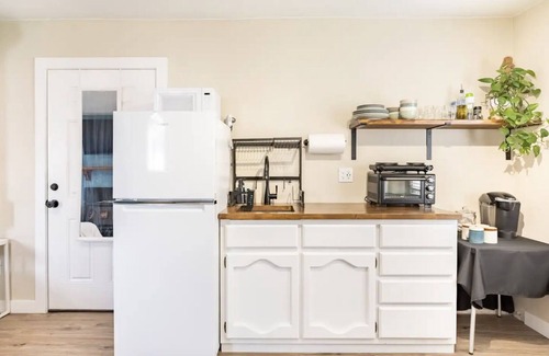 Villa Park Apartamento | Charming Studio 2 Blocks from Light Rail & Downtown Bike Path!