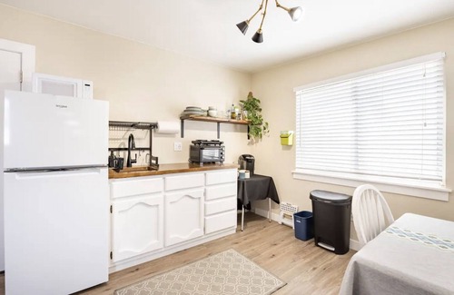 Villa Park Apartamento | Charming Studio 2 Blocks from Light Rail & Downtown Bike Path!