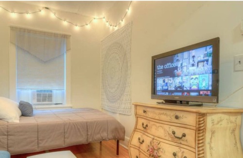 Beacon Apartamento | Charming Studio | Above Main Street | Free Parking
