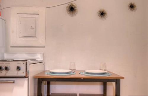Beacon Apartamento | Charming Studio | Above Main Street | Free Parking