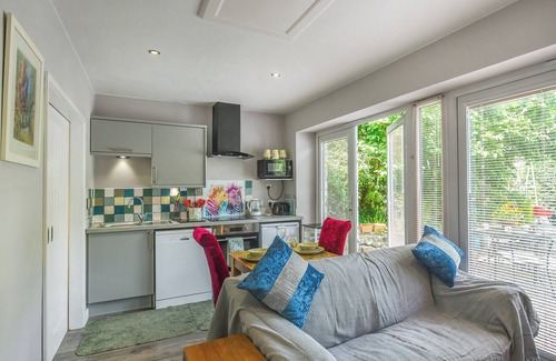 Llangarron Cabaña | Charming Studio Apartment in a Tranquil, Historic Village located near Ross-on-Wye.