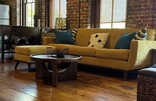 Central Business District Apartamento | Charming studio apartment , free parking, WiFi in historic downtown Mobile
