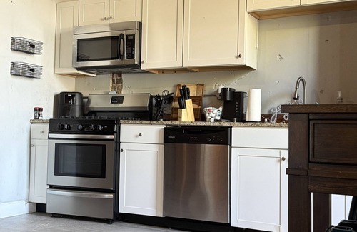 Central Business District Apartamento | Charming studio apartment , free parking, WiFi in historic downtown Mobile