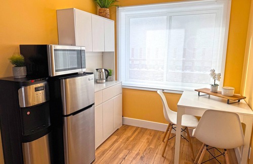 Williams Lake Apartamento | Charming Studio Room | 5 Min to DownTown | Self Check-In | 75" TV