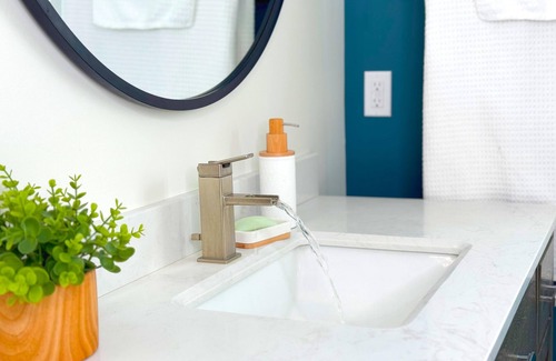 Williams Lake Apartamento | Charming Studio Room | 5 Min to DownTown | Self Check-In | 75" TV