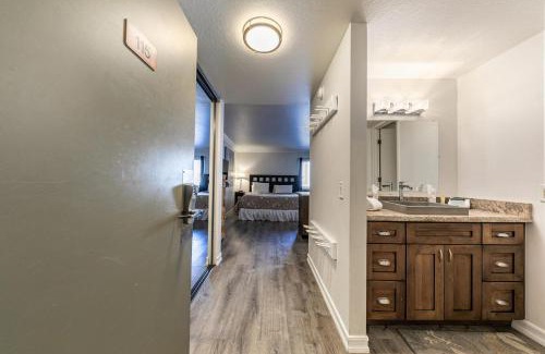 Truckee Casa | Charming Studio Deluxe w/Full Kitchen #115 at Donner Lake Village