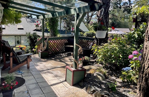 Saanich West Cabaña | Charming Studio Garden Cottage in Quiet Neighbourhood
