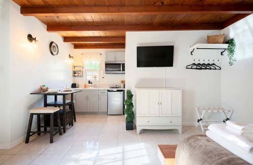 El Monte Casa | Charming Studio Getaway: Queen Bed, Bathtub, Fast Internet, Patio under a Lemon Tree, On-Site Laundry, and Gated Parking.