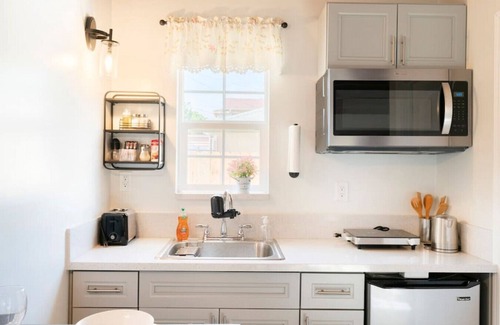 El Monte Casa | Charming Studio Getaway: Queen Bed, Bathtub, Fast Internet, Patio under a Lemon Tree, On-Site Laundry, and Gated Parking.