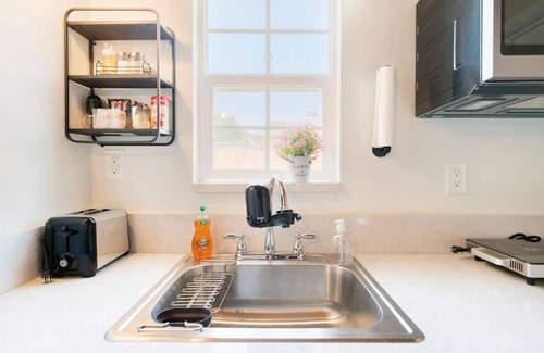 El Monte Casa | Charming Studio Getaway: Queen Bed, Bathtub, Fast Internet, Patio under a Lemon Tree, On-Site Laundry, and Gated Parking.