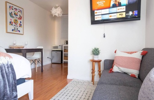 Valinda Casa | Charming Studio Guest House: w/ Queen Bed, Mini-Kitchen, and Parking - Minutes from Downtown LA!
