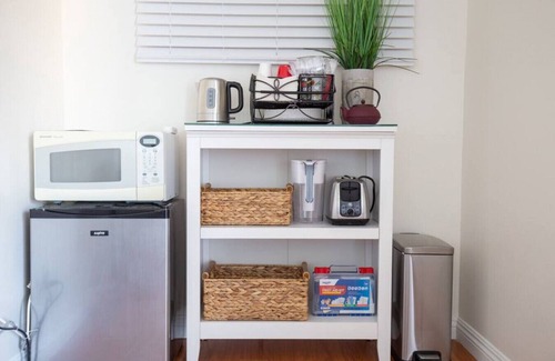 Valinda Casa | Charming Studio Guest House: w/ Queen Bed, Mini-Kitchen, and Parking - Minutes from Downtown LA!