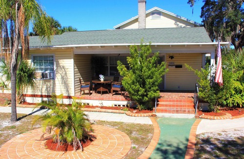 United Central Apartamento | Charming studio in with shared Pool & backyard in sereneSt. Pete with WiFi, AC