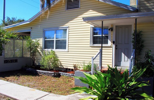 United Central Apartamento | Charming studio in with shared Pool & backyard in sereneSt. Pete with WiFi, AC