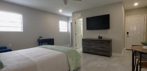 Sarasota Casa | Charming studio in fabulous University Pines