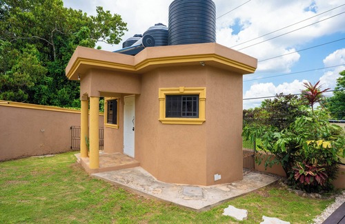 Mandeville Apartamento | Charming studio in Mandeville for a relaxing getaway. Likle but wi tallawah