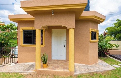 Mandeville Apartamento | Charming studio in Mandeville for a relaxing getaway. Likle but wi tallawah