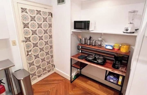 Troy Apartamento | Charming studio in riverfront Troy mansion