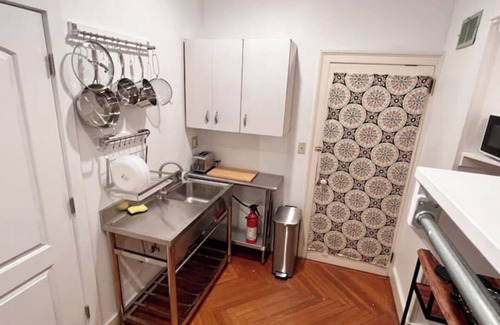Troy Apartamento | Charming studio in riverfront Troy mansion