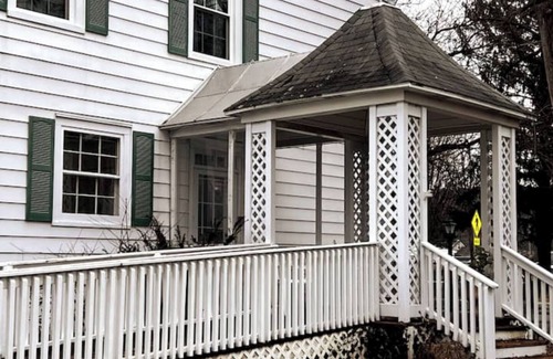 Troy Apartamento | Charming studio in riverfront Troy mansion