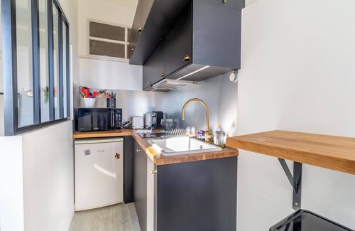 Old Town Condominio | Charming studio in the heart of Menton, ideally located just a stone's throw from the sea and local shops. Fully equipped for your comfort, it features a quality sofa bed, a functional kitchen, and everything you need for a pleasant stay.