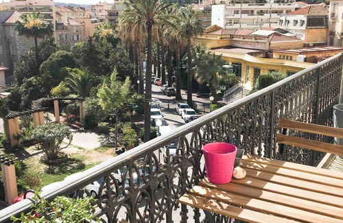 Old Town Condominio | Charming studio in the heart of Menton, ideally located just a stone's throw from the sea and local shops. Fully equipped for your comfort, it features a quality sofa bed, a functional kitchen, and everything you need for a pleasant stay.