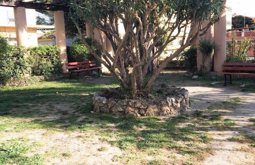Old Town Condominio | Charming studio in the heart of Menton, ideally located just a stone's throw from the sea and local shops. Fully equipped for your comfort, it features a quality sofa bed, a functional kitchen, and everything you need for a pleasant stay.