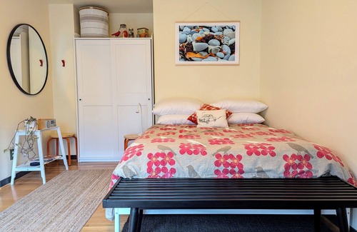 Vashon Island Apartamento | Charming studio just a stone's throw from Vashon town.
