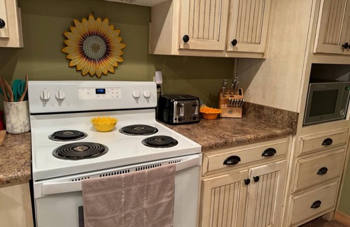 McDonough Apartamento | Charming studio. Lake Front view with the most AMAZING sunsets. Poolside oasis!