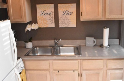 Jeffersonville Apartamento | Charming Studio in Downtown Jeffersonville – Walk to Everything!