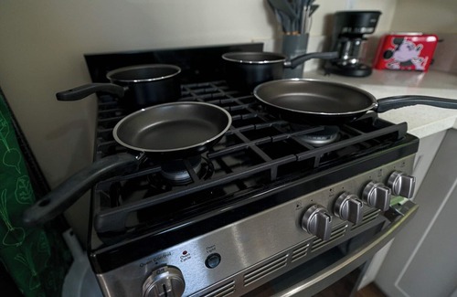 Whittier Apartamento | Charming studio walking distance to uptown Whittier