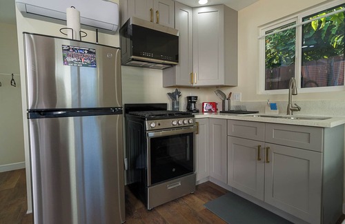 Whittier Apartamento | Charming studio walking distance to uptown Whittier