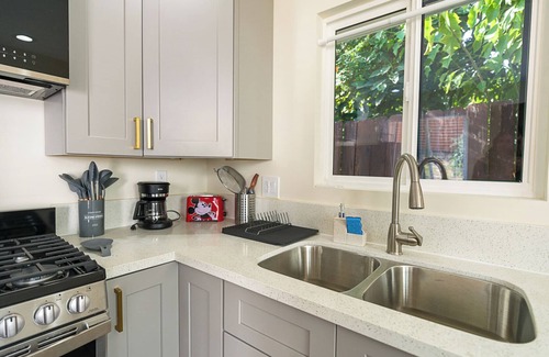 Whittier Apartamento | Charming studio walking distance to uptown Whittier