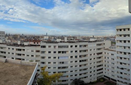 Quartier de la Folie-Mericourt Apartamento | Charming Studio with Eiffel View