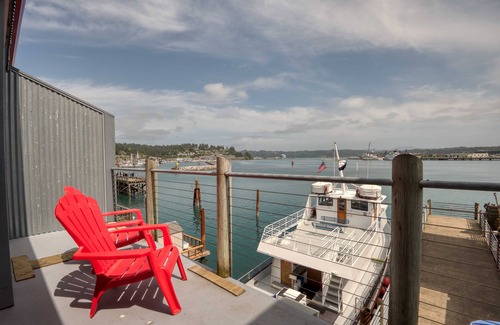 Historic Bayfront Apartamento | Charming Studio with Kitchenette has Bayfront Deck Overlooking Newports Harbor!
