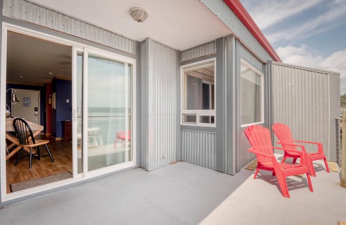 Historic Bayfront Apartamento | Charming Studio with Kitchenette has Bayfront Deck Overlooking Newports Harbor!