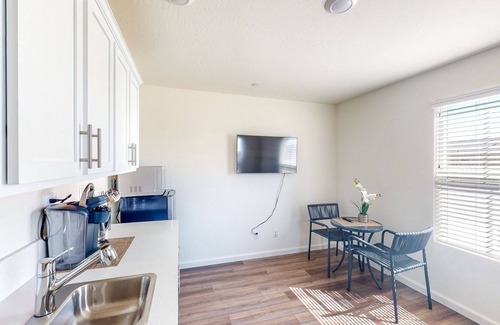 Visalia Casa | Charming studio with kitchenette near Lake