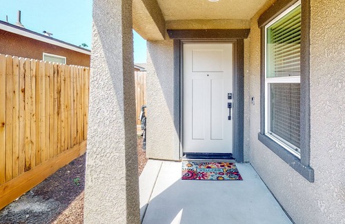 Visalia Casa | Charming studio with kitchenette near Lake